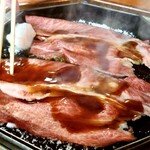 Mishima Tei Honten - 鉄鍋に砂糖をまぶして黒毛和牛を並べて割り下を入れる。旨味たっぷりで美味しい！
