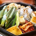 Mishima Tei Honten - 野菜もたくさん。割り下が染み込んで美味しい！