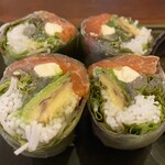 鮭バル - サーモンとアボカドの生春巻き　接写