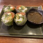 鮭バル - サーモンとアボカドの生春巻き￥860