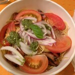 タパス＆タパス - グリルベーコンと夏トマトのバジリコスパゲッティ 1,100円（税込）