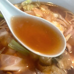 華洲楼 - 薄色な醤油ベースのスープ