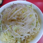 ラーメン二郎 - こちらの二郎は豚の深淵なる旨味の陰に「爽やかさ」が隠されている。パリシャキの野菜も素晴らしかった