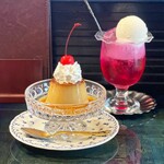 喫茶 水鯨 - 料理写真:自家製プリン、クリームソーダ／いちご