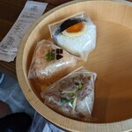 Hibikore Koujitsu - 兄ぃはやっぱり、おにぎり係…上から煮卵(250円)　　鮭ワサビ(250.円)　　飛騨牛しぐれ(500円)