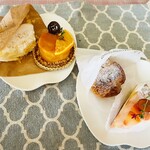 あまいもんや アイ - 左から　チーズケーキ、オレンジキャラメルケーキ、シュークリーム、桃のタルト