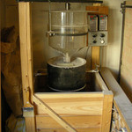 オーガニックパン工房　それいゆ - 前回、来たときは気付かなかったけど、こんな機械があったよ。これで粉を挽くのかな？