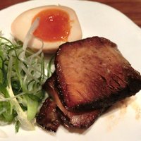 とんかつ & 焼鳥 An - GIRO 1100円 の炙りチャーシュー、味玉子、刻みネギ