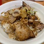 おおき屋 - チャーシューのせごはん　自分でタレかけ完了
