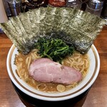 横浜家系ラーメン 三郷家 - ラーメン700円麺硬め濃いめ多め。海苔増し100円。