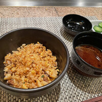 鉄板焼 煖 - ガーリックライス、味噌汁、漬物