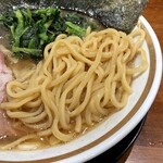 横浜家系ラーメン 三郷家 - 大橋製麺多摩の中太麺。