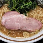 横浜家系ラーメン 三郷家 - チャーシューはほんのりスモーク。