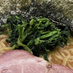 横浜家系ラーメン 三郷家 - ほうれん草は多め。