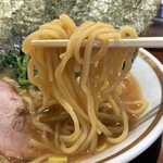 横浜家系ラーメン 三郷家 - 麺リフト。