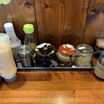 横浜家系ラーメン 三郷家 - 薬味類も充実。