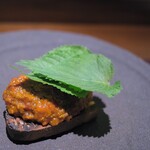 アカ - 肉のパテにはパプリカパウダーも入って、それも楽し。