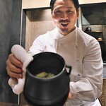 アカ - 締めの写真はやはり東シェフで♫　最後はカルドソと呼ばれるスペイン風おじや。アワビの肝入りで豊かな風味。