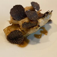 レグリエ - 島根県穴子の炭火焼き、フィレンツェナスのソテー、アナゴのジュとマデラ酒のソース、黒トリュフ。