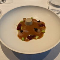 レグリエ - 甘エビとミンククジラ、枝豆、自家製クルトン、甲殻類のブランマンジェ、ガスパチョ仕立て。グリーンバジルのオイル、紫バジルのオイル
                    