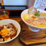 麺や 鳥の鶏次 - 鶏そばフロマージュ+レアチャーシュー丼