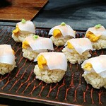 鮨旬美西川 - いか、雲丹、海苔を巻いていただきます。