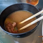 Buru naito - 豚肉モ入ってる、超熱々なお味噌汁…
