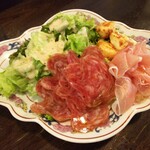 金町製麺 - サラミ、生ハム、チーズ盛り合わせ