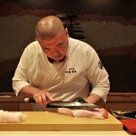 照寿司 - 脂身を丁寧にこそぎ取る