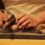 照寿司 - 鮑を切り分ける