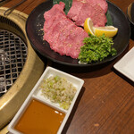 Yakiniku Hompo Nagomiya - 定番のタン　厚切りも