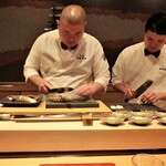 照寿司 - 大将が切って、お弟子さん？が隠し包丁