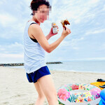 鳥真 - 友人も、海をバックに唐揚げ&ビール♪
      