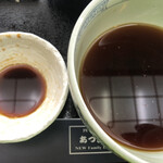 吾妻庵 - 醤油（左）よりも濃い色の麺つゆ（右）