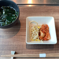 焼肉うしごろ 新宿三丁目店 - おつまみ的なキムチ　　わかめスープは味がしっかり