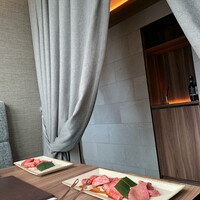 焼肉うしごろ 新宿三丁目店 - 入口のロールカーテン