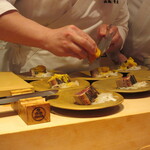 照寿司 - スモークの中から鰹の藁焼き