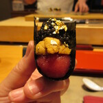 照寿司 - 贅沢な一口、海苔包みの手渡し