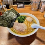 神楽坂家系ラーメン モンタナ - ラーメン中 味玉