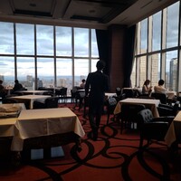 SINC BISTRO - 18時半に予約でまだ外は明るい。