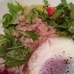 発酵カフェ ハタケト - パクチー入り葉野菜に、独特の香味ソースと目玉焼き