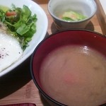 発酵カフェ ハタケト - 野菜の味噌汁とキャベツの漬物