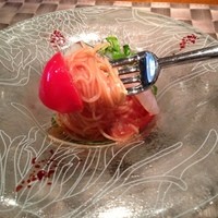 クッチーナ イタリアーナ ガッルーラ - 師崎産サヨリと塩トマトのの冷製カッペリーニ  バジリコの香り カッペリーニ