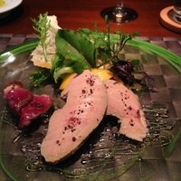 クッチーナ イタリアーナ ガッルーラ - スペシャリテ。
                桜の木で軽く燻したフレッシュフォアグラ マンゴー、鴨胸肉の冷製、栃の木の花の蜂蜜のサルサ。