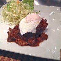 ステーキ＆ワイン シュバルージュ - シェフの気まぐれランチ。牛肉のコロッケ牛スジのデミソース温玉乗せ、南瓜と高野豆腐の炊合せ、玉子スープ、白飯、桜のアイスクリーム。コロッケは牛肉の細切れがこれでもか！とイン。牛スジも柔らかく、デミも薄味だが食べ進めればちょうど良い。ご飯の炊き上がりも申し分なく、北新地の実力を見た思いで¥900。値打じゃないでしょうか(^o^) 食後のコーヒーor紅茶も＋¥100 です。