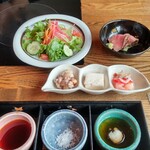 米澤牛DINING べこや - 前菜とタレ。他にごはんと味噌汁が付きました。
