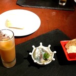 月島スペインクラブ - 左よりガスパチョ、鯖の酢漬け、蛸の入ったポテサラ