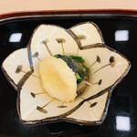 山玄茶 - 1品目は熱々の帆立の天麩羅に冷たいお浸し。薄衣がひんやり染みて美味しい♡