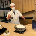 山玄茶 - カウンターを仕切るお弟子さん。この方と大将の阿吽の呼吸が見ていて気持ちが良いのです！