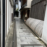 山玄茶 - 今年の京都の夏はいつもに増して暑い！水打ちされた石畳が涼しげです。